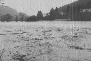 Der überflutete Sportplatz nach dem Jahrhunderthochwasser im Februar 1990