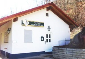 Das Sportheim des SV Mühlen: weißes Gebäude mit rotem Ziegeldach