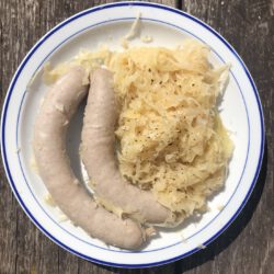 1 Paar Bratwürste mit Sauerkraut